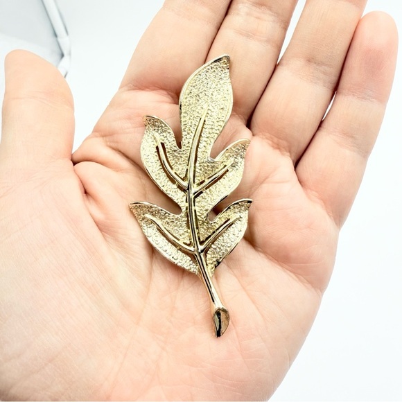 Vintage Gold Tone Leaves Flower Bow Tie Brooches Lot - Picture 6 of 8